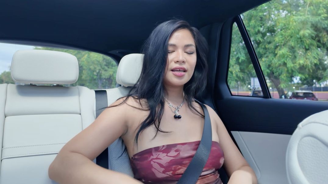 ⁣Sleeping with Scarlett